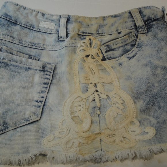 Rewind Distressed Denim Shorts with Fancy embroidered lace detail Size 1 - Picture 7 of 10
